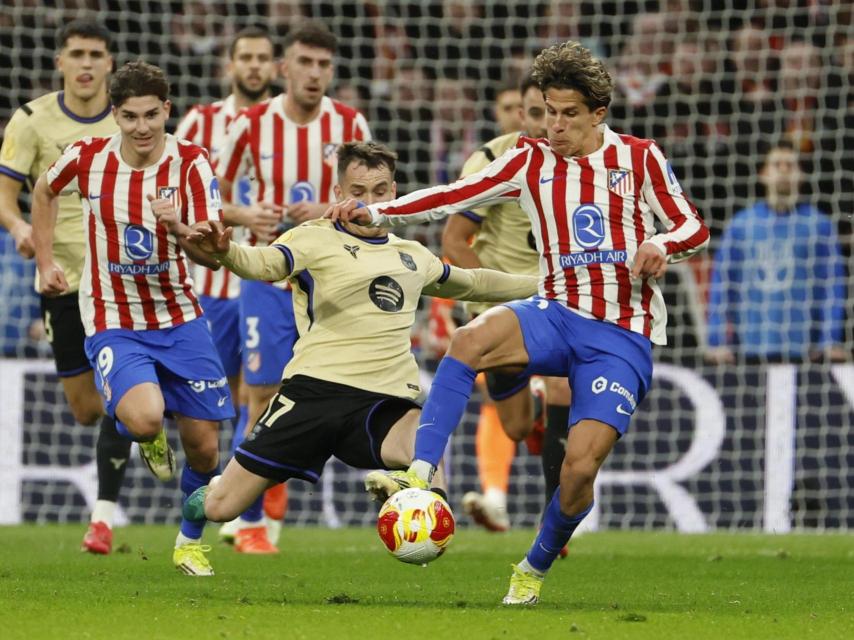 Marc Casadó hace una entrada sobre Giuliano Simeone durante el Atlético-Barça