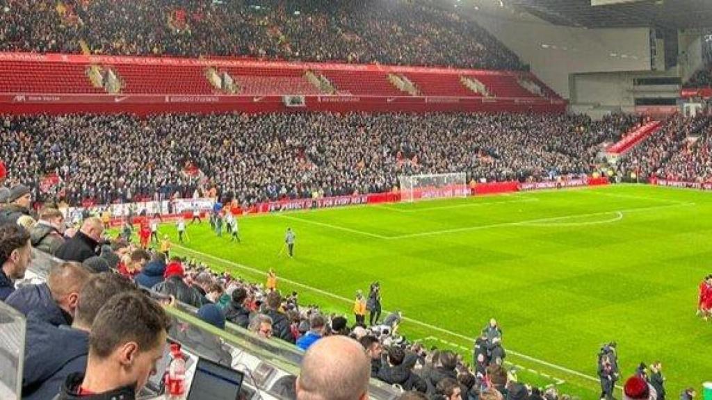 Aficionats del West Ham, a la zona baixa d'Anfield