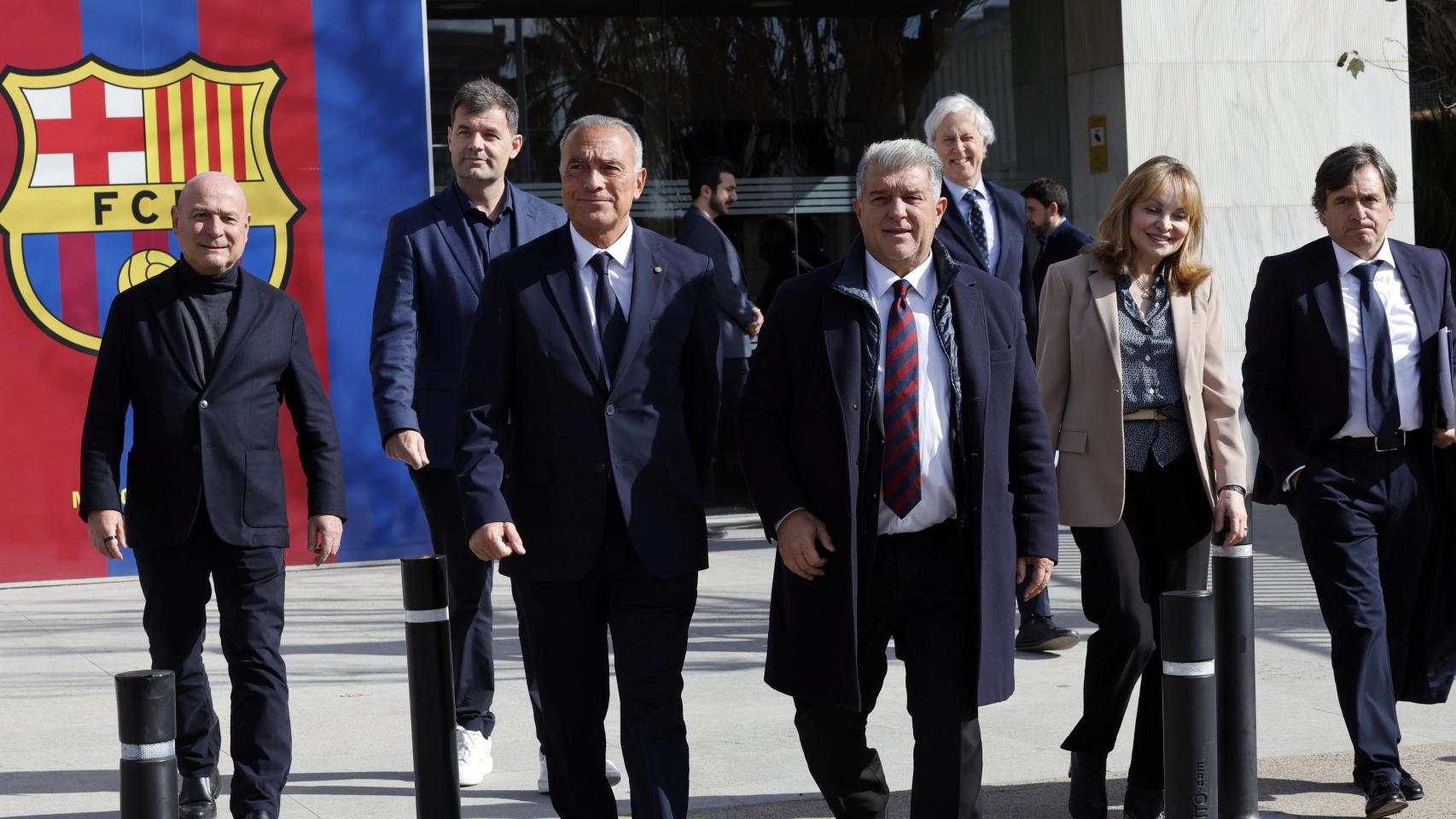 Joan Laporta, tras anunciar su dimisión del Barça, junto al resto de directivos para la convocatoria de elecciones
