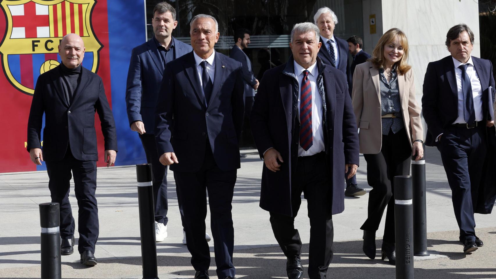 Joan Laporta, tras anunciar su dimisión del Barça, junto al resto de directivos para la convocatoria de elecciones