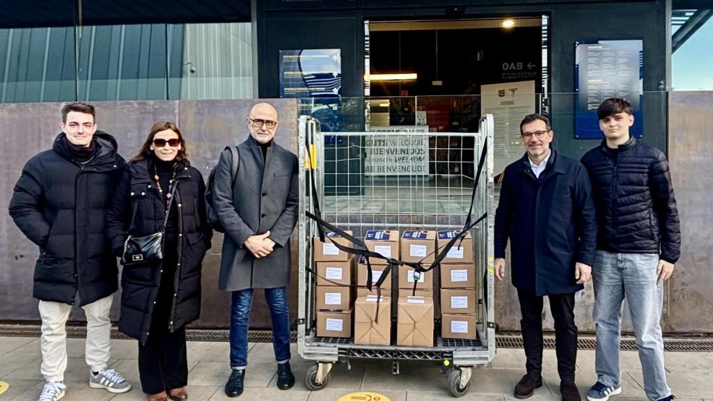 Integrantes de la precandidatura de Xavi Vilajoana reciben las papeletas para la recogida de firmas