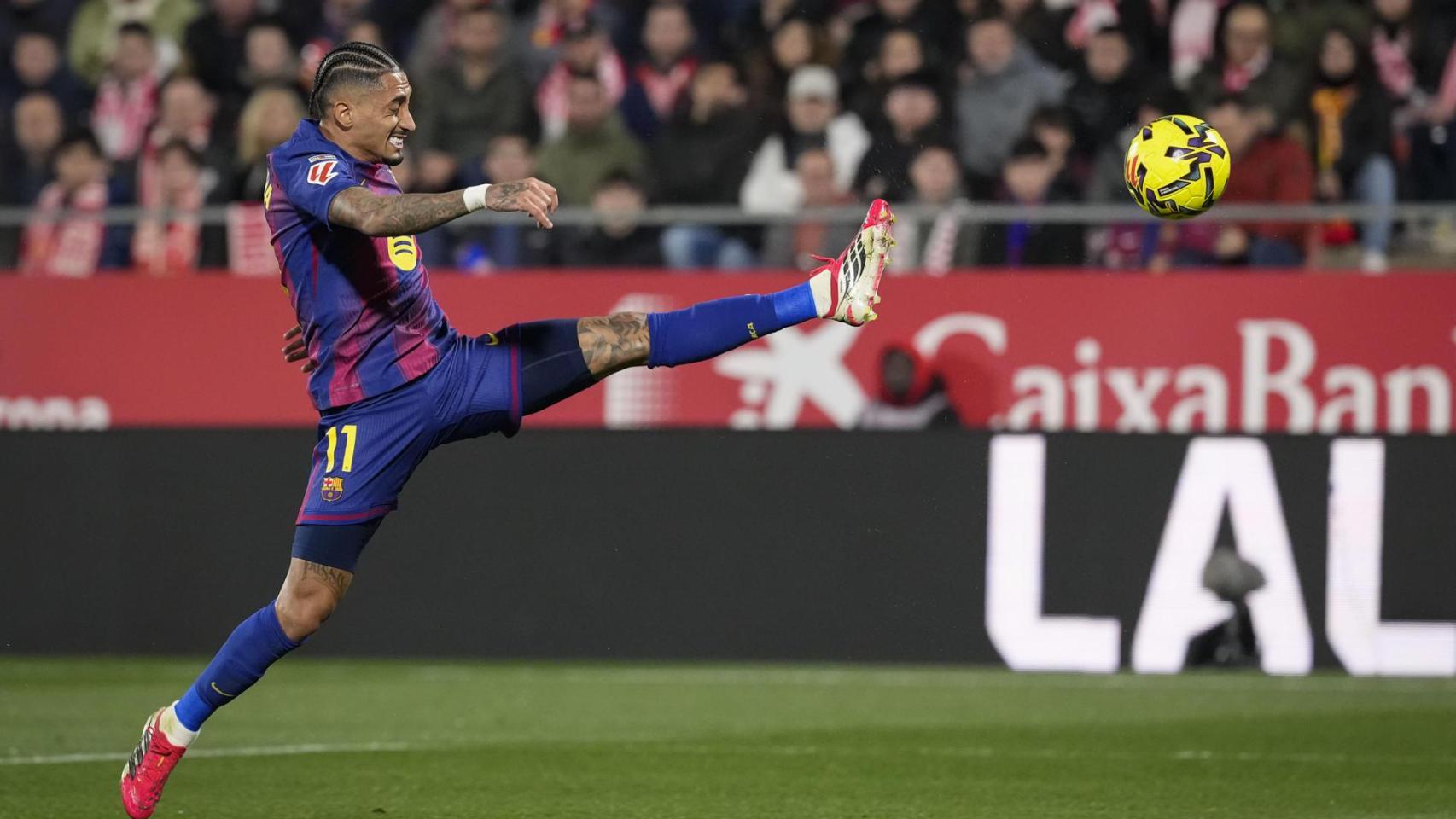 Raphinha intenta llegar a un balón durante el Girona-Barça