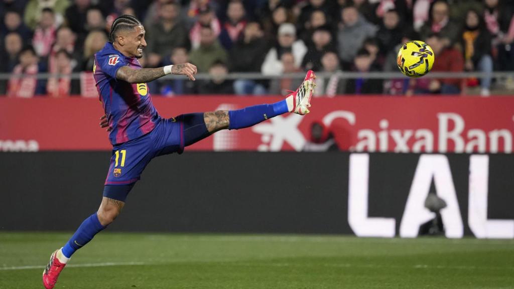 Raphinha intenta arribar a una pilota durant el Girona-Barça