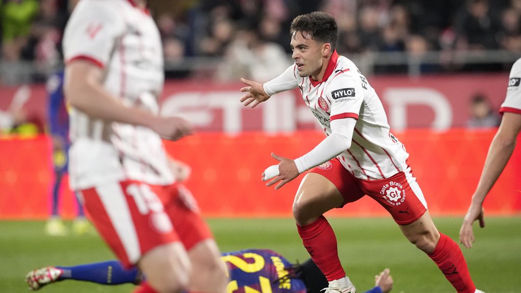 Fran Beltrán celebra su gol mientras Jules Koundé yace sobre el césped tras recibir un pisotón de Claudio Echeverri