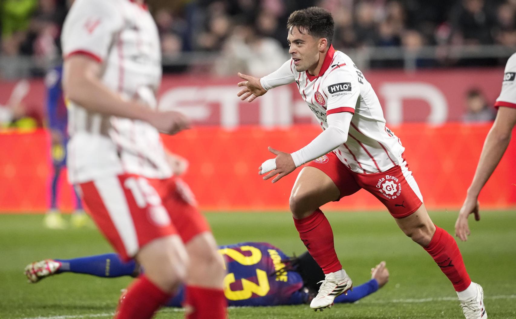 Fran Beltrán celebra el seu gol mentre Jules Koundé jeu sobre la gespa després de rebre una trepitjada de Claudio Echeverri