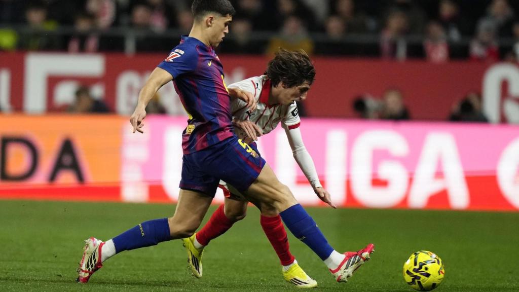 Pau Cubarsí intenta frenar a Bryan Gil durante el Girona-Barça