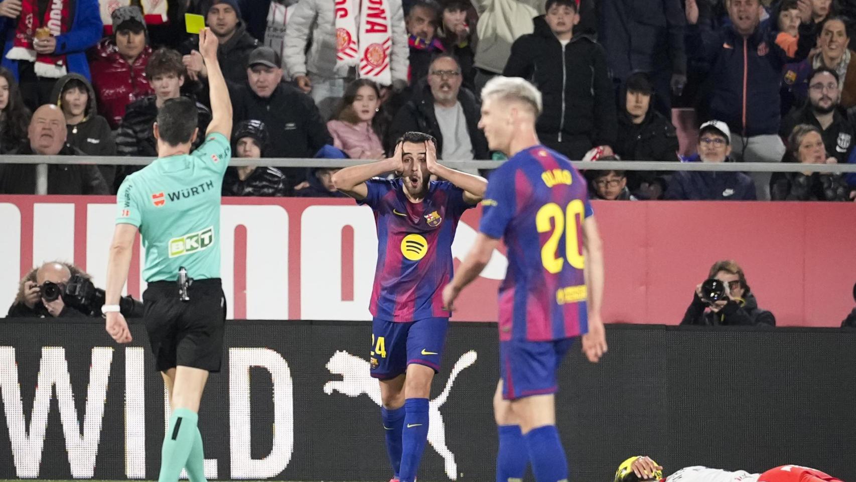 Soto Grado enseña una amarilla a Éric García en Montilivi