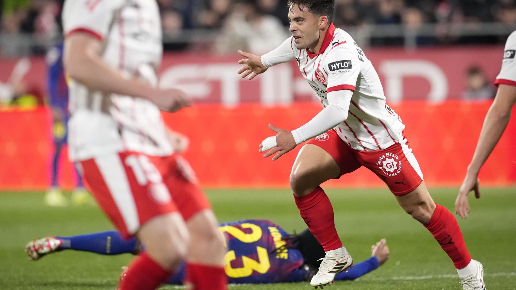 Fran Beltrán celebra su gol mientras Jules Koundé yace sobre el césped tras recibir un pisotón de Claudio Echeverri
