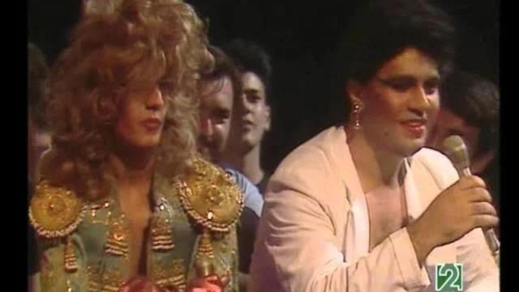Pedro Almodóvar y Fabio McNamara en 'La edad de oro, el programa presentado por Paloma Chamorro en RTVE