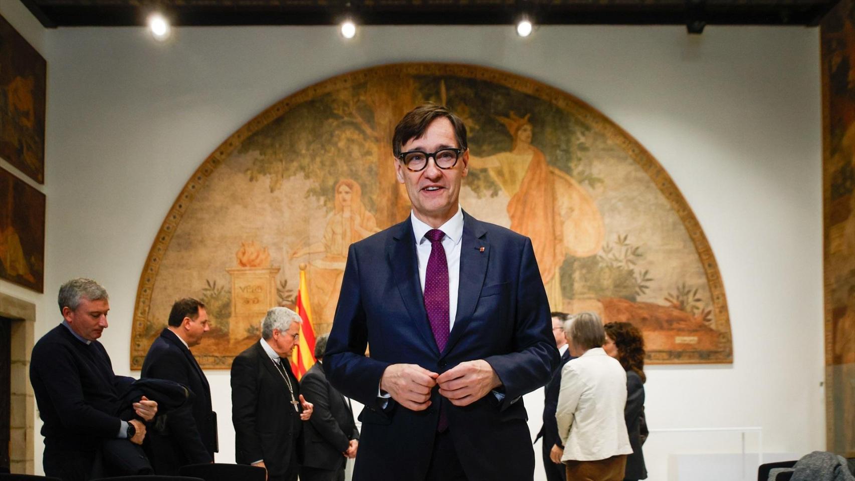 El presidente de la Generalitat, Salvador Illa, durante la firma del acuerdo de cesión de vivienda social, en el Palau de la Generalitat, a 16 de febrero de 2026