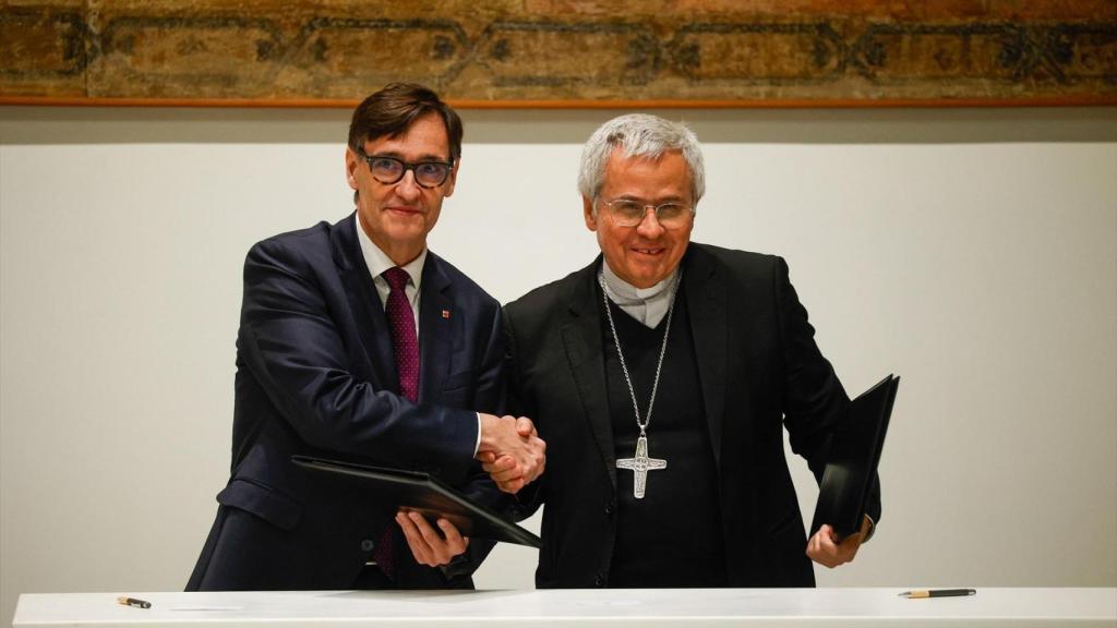 El presidente de la Generalitat, Salvador Illa (i), y el presidente de la Conferència Episcopal Tarraconense, Joan Planellas (d), durante la firma del acuerdo de cesión de vivienda social