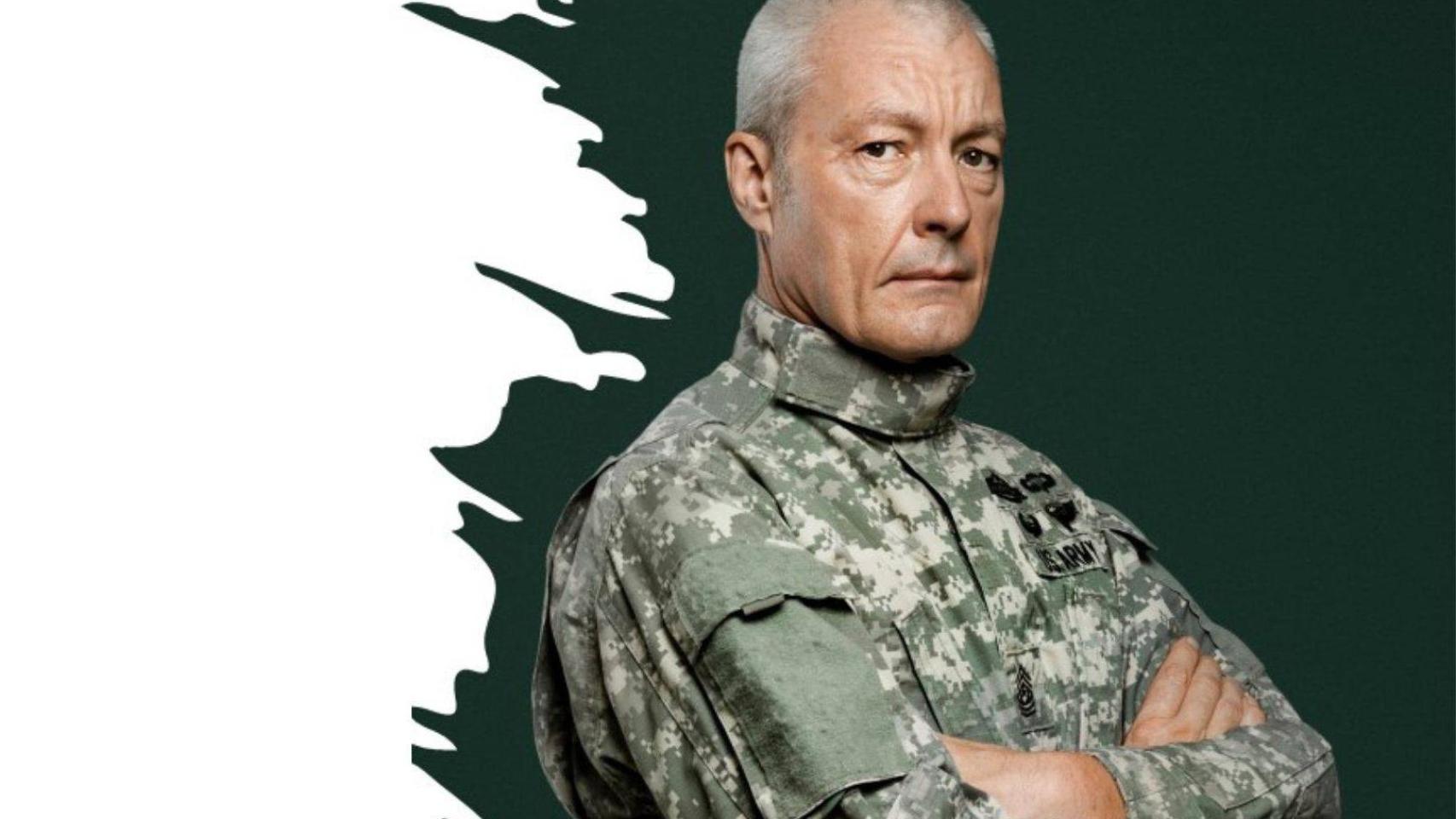 Hombre con experiencia con traje militar