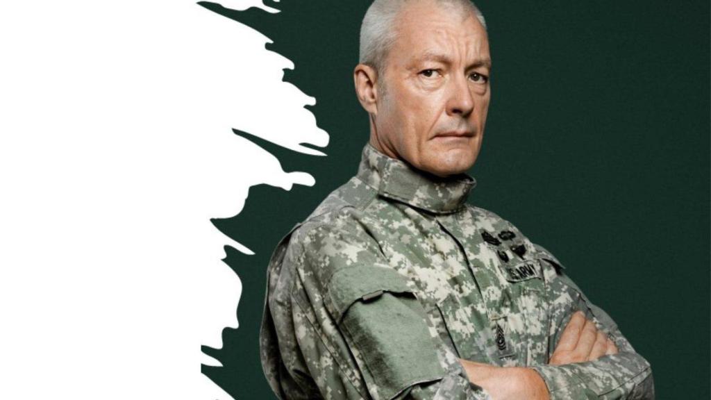 Hombre con experiencia con traje militar