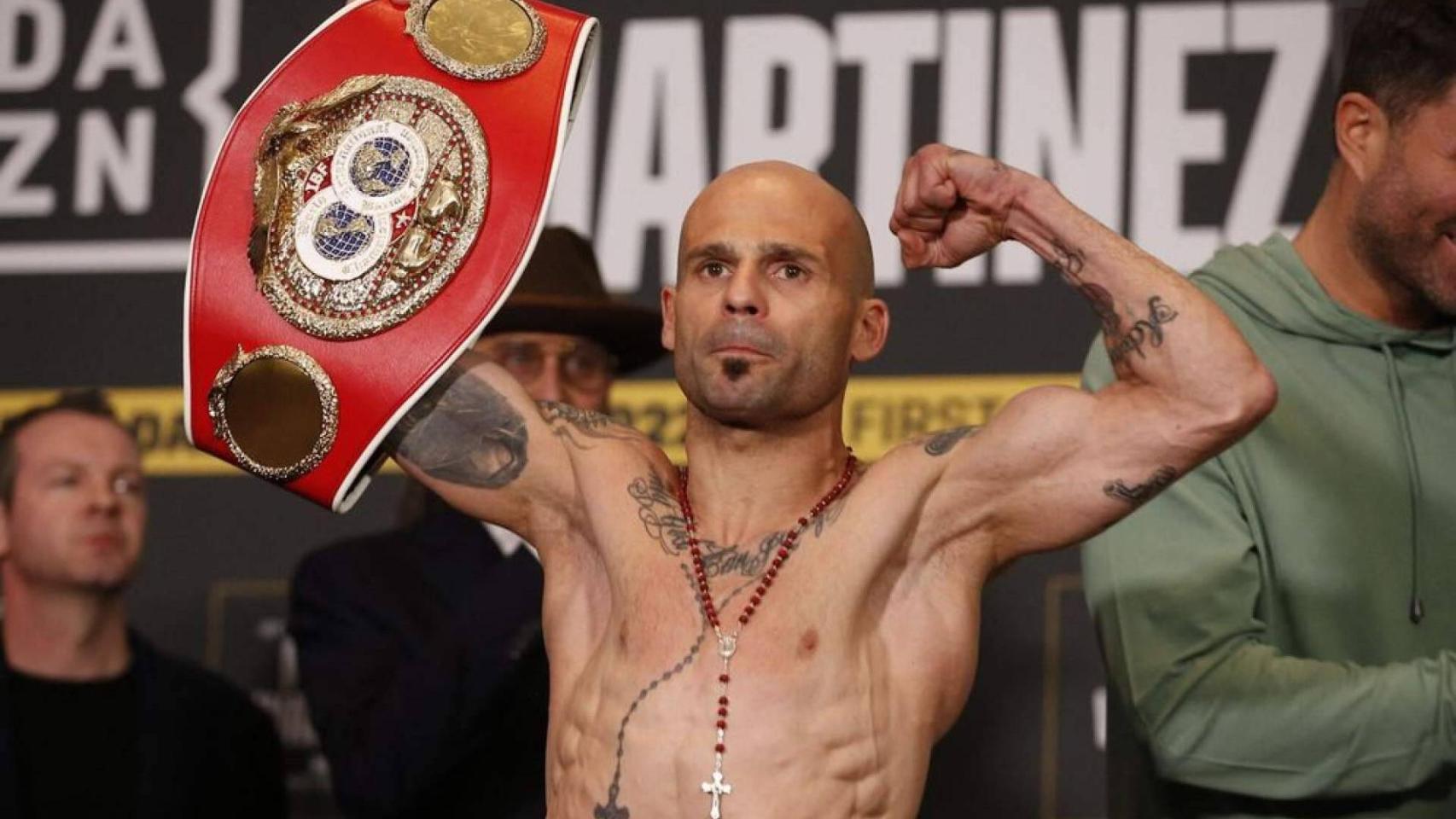 Kiko Martínez sostiene el cinturón de campeón mundial de la FIB