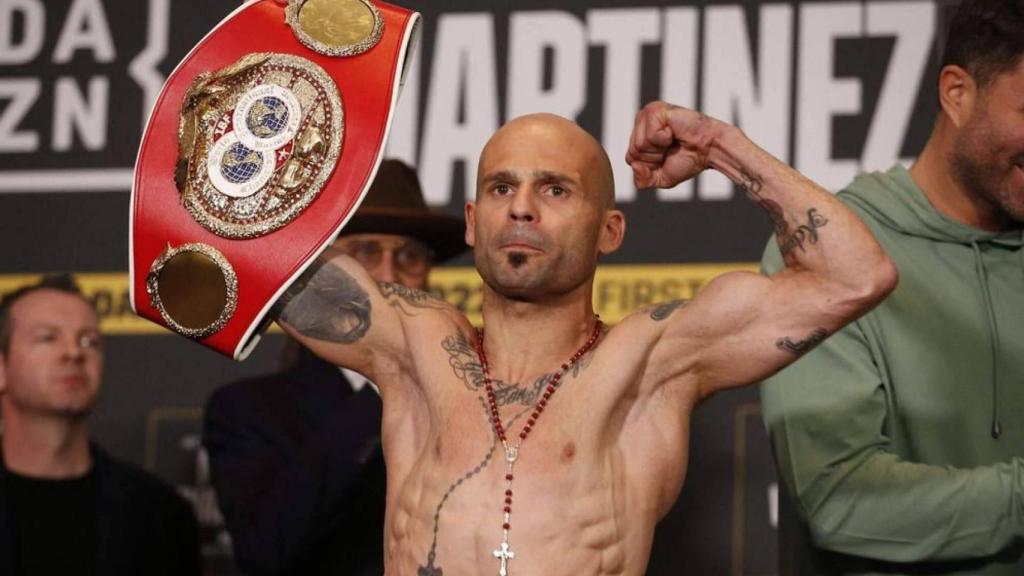 Kiko Martínez sostiene el cinturón de campeón mundial de la FIB