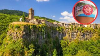 Un montaje de Castellfollit de la Roca con el brazalete que el Girona lucirá en el derbi ante el FC Barcelona