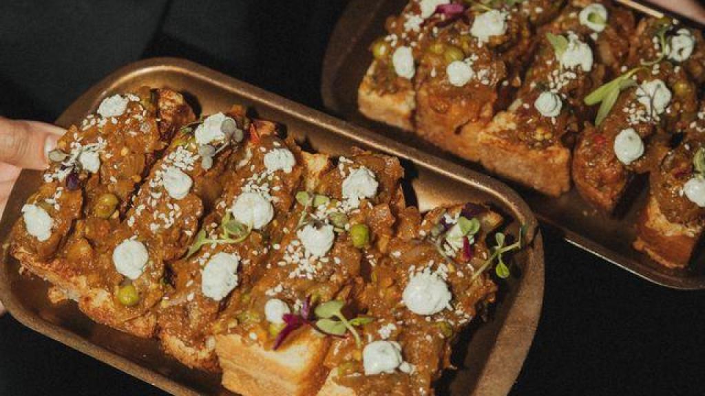 Bharta --berenjena asada al fuego con tomate especiado, guisantes y crema de tahini--