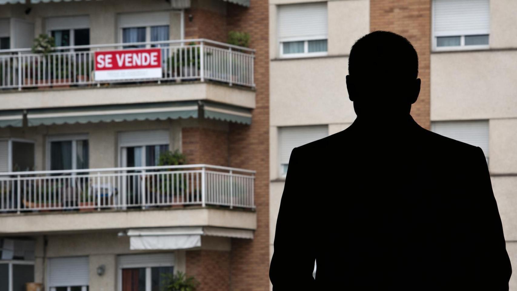 Silueta de un hombre, representando a David Navarro, con un bloque de pisos de fondo
