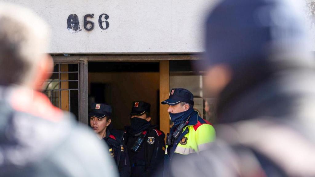 La puerta del edificio donde tuvo lugar el incendio mortal en Manlleu, en la calle Montseny