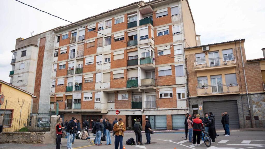 El edificio de la calle Montseny de Manlleu la mañana después del incendio