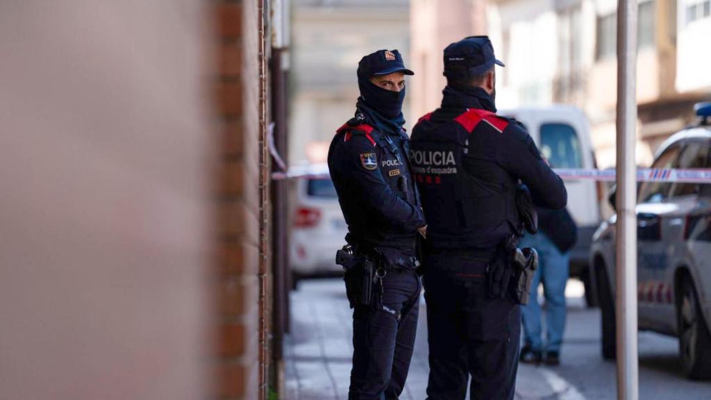 Dos agents dels Mossos d'Esquadra a Manlleu, el matí després de l'incendi mortal en un traster