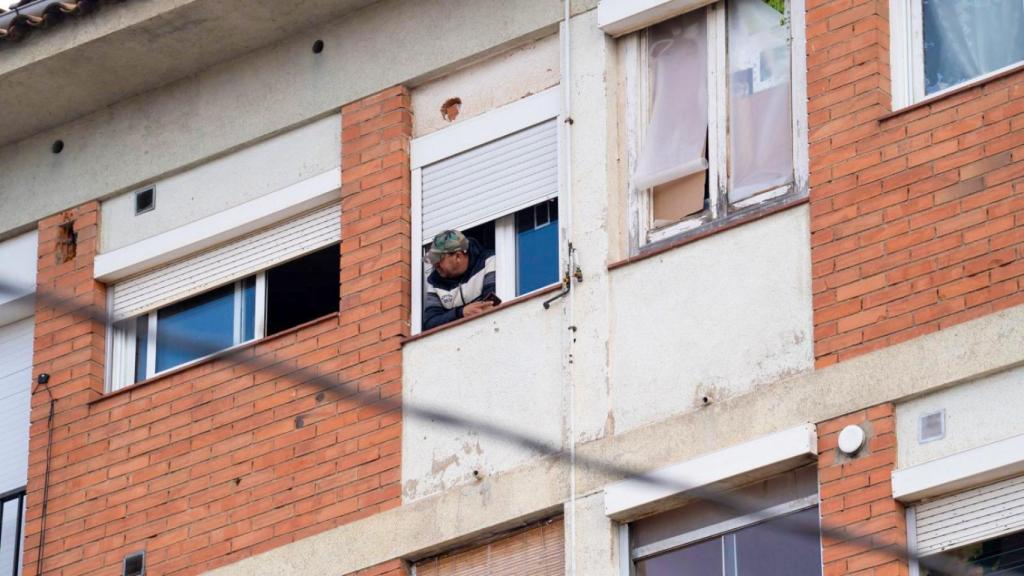Un veí d'un dels edificis adjacents al cremat a Manlleu