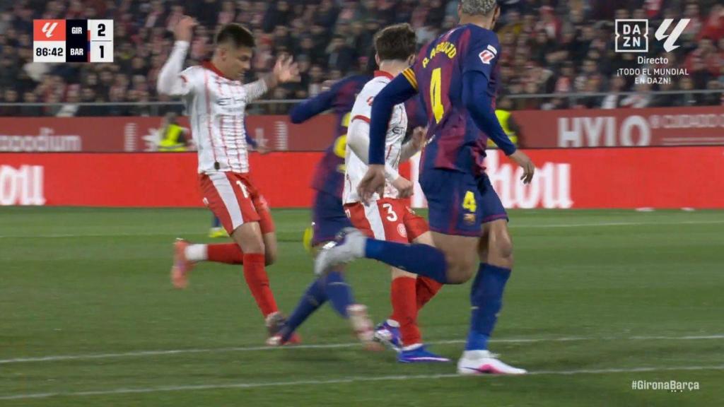 La trepitjada de Claudio Echeverri sobre Jules Koundé en la jugada del gol de Fran Beltrán al Barça