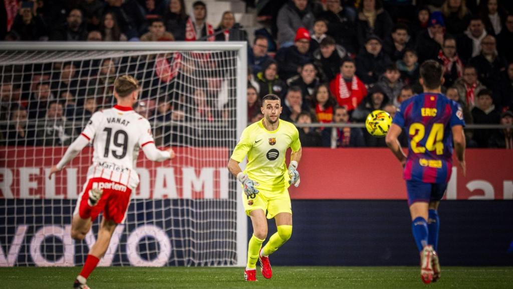 Joan Garcia surt de la seva porteria per refusar la pilota durant el derbi català Girona-Barça a Montilivi
