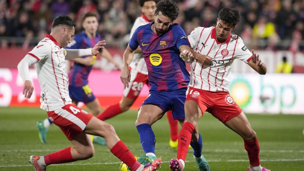 Ferran Torres pelea por un balón durante el Girona-Barça