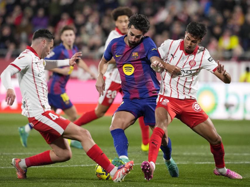 Ferran Torres pelea por un balón durante el Girona-Barça