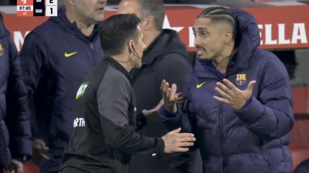 Raphinha protesta al cuarto árbitro durante el Girona-Barça