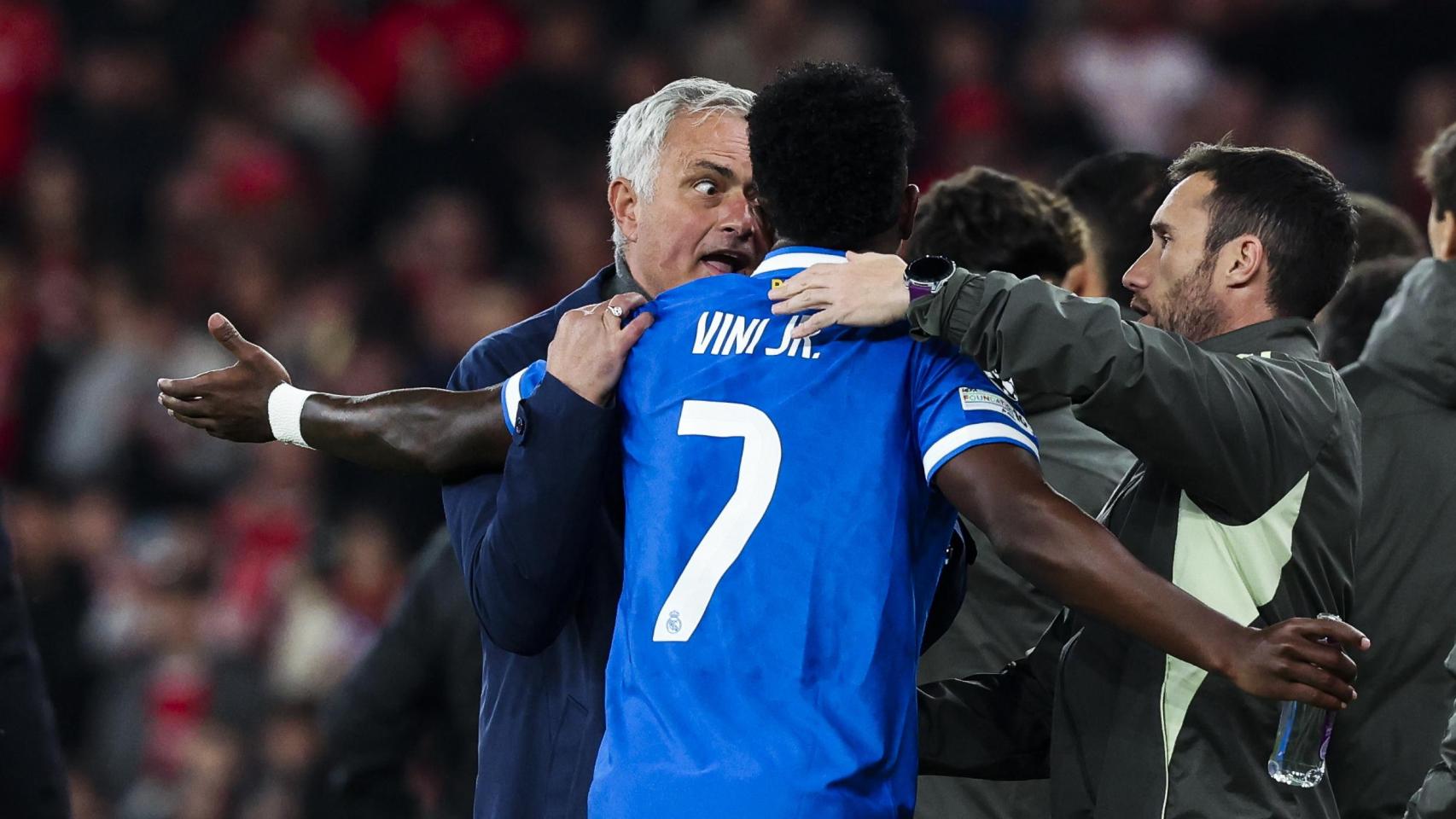José Mourinho habla con Vinicius Jr tras los supuestos insultos racistas sufridos en el Benfica-Real Madrid