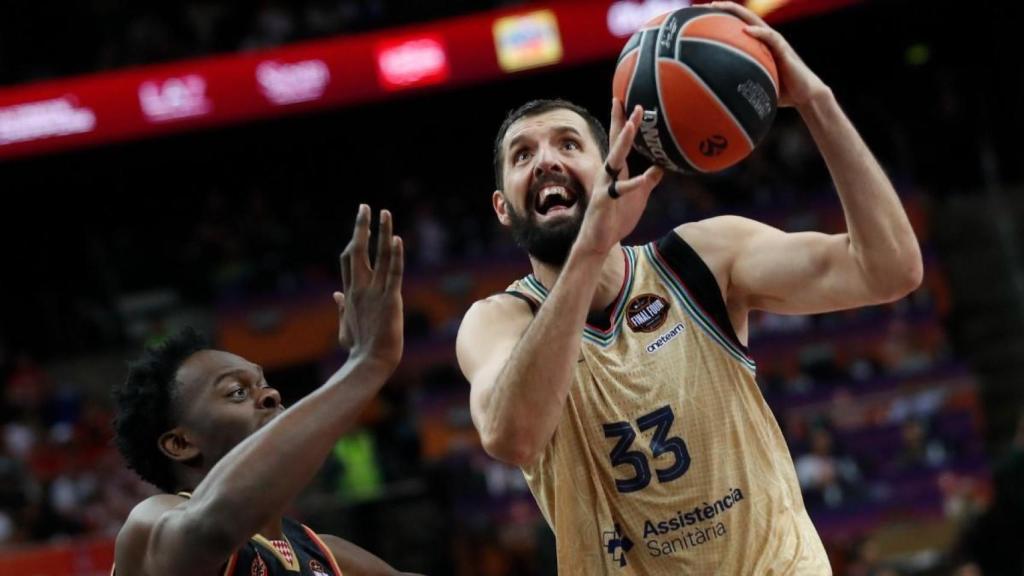 Yoan Makoundou defensa Nikola Mirotic en un partit