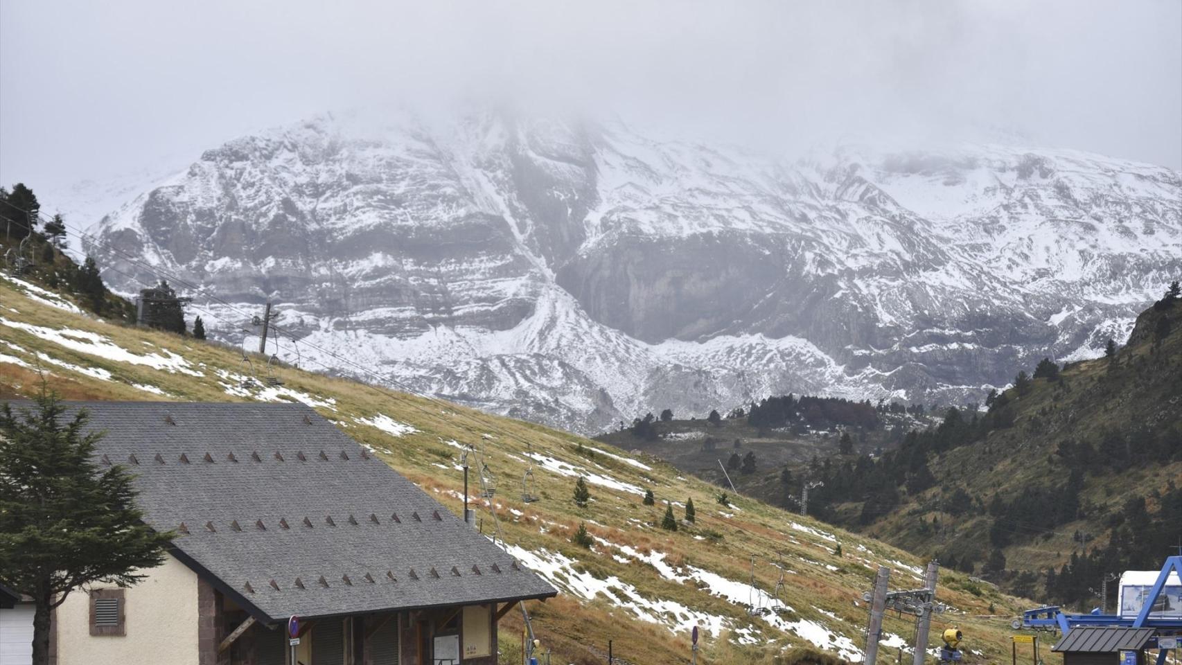 Una montaña nevada en una estación de esquí del Pirineo