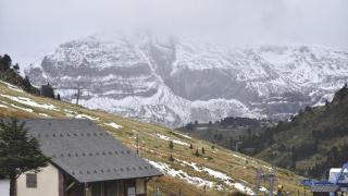 Una montaña nevada en una estación de esquí del Pirineo