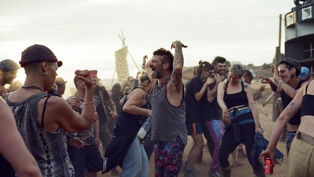 Baile en una Rave en el desierto, imagen de 'Sirât'