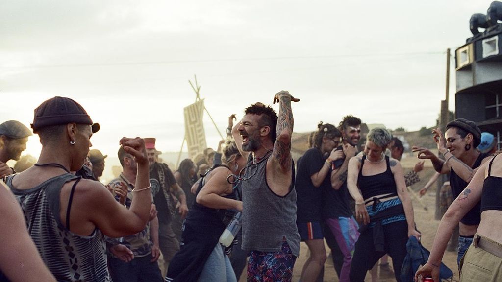 Baile en una Rave en el desierto, imagen de 'Sirât'
