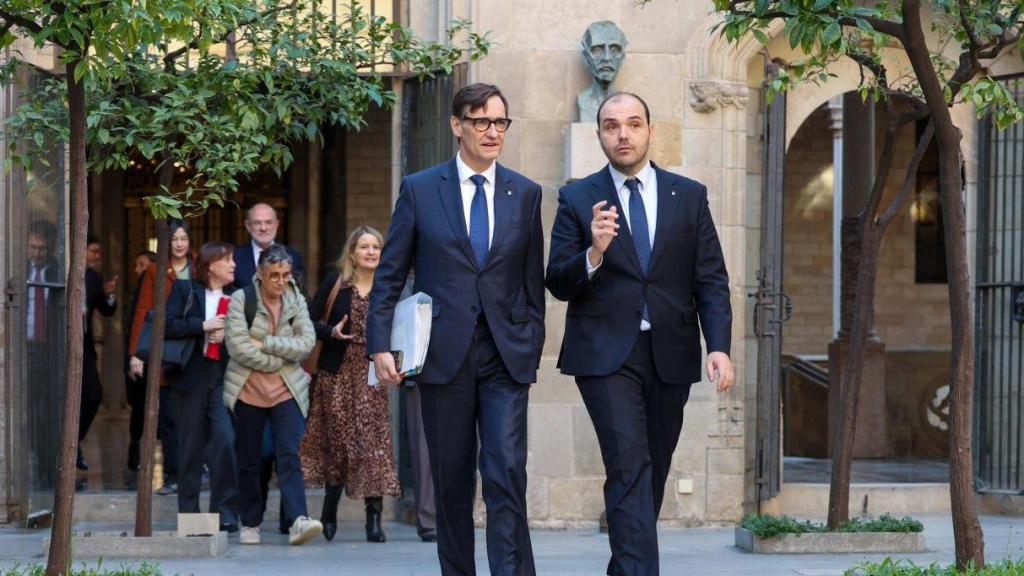 El 'president' Salvador Illa y el 'conseller' de Presidencia de la Generalitat, Albert Dalmau, en la vuelta del jefe del Govern tras su baja médica, el 17 de febrero de 2026