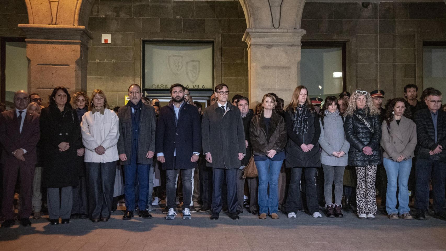 El presidente de la Generalitat, Salvador Illa, el 'conseller' de Justicia, Ramon Espadaler, la presidenta de la Diputación de Barcelona, Lluïsa Moret; y el alcalde de Manlleu, Arnau Rovira, en el minuto de silencio