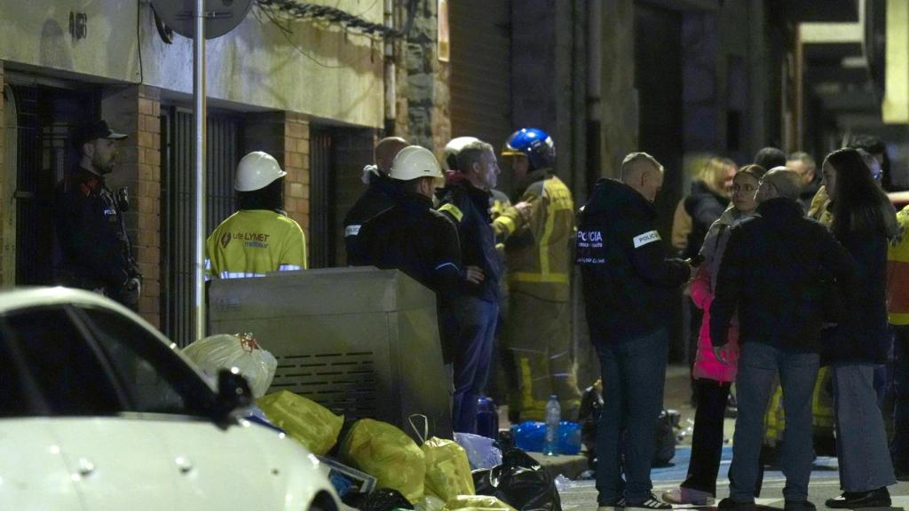 Vista de la entrada del edificio de Manlleu en el que cinco personas han muerto y otras cuatro han resultado heridas