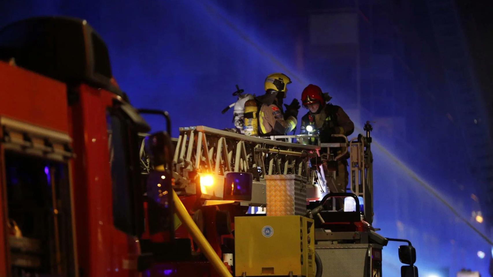 Bomberos en el incendio de Manlleu