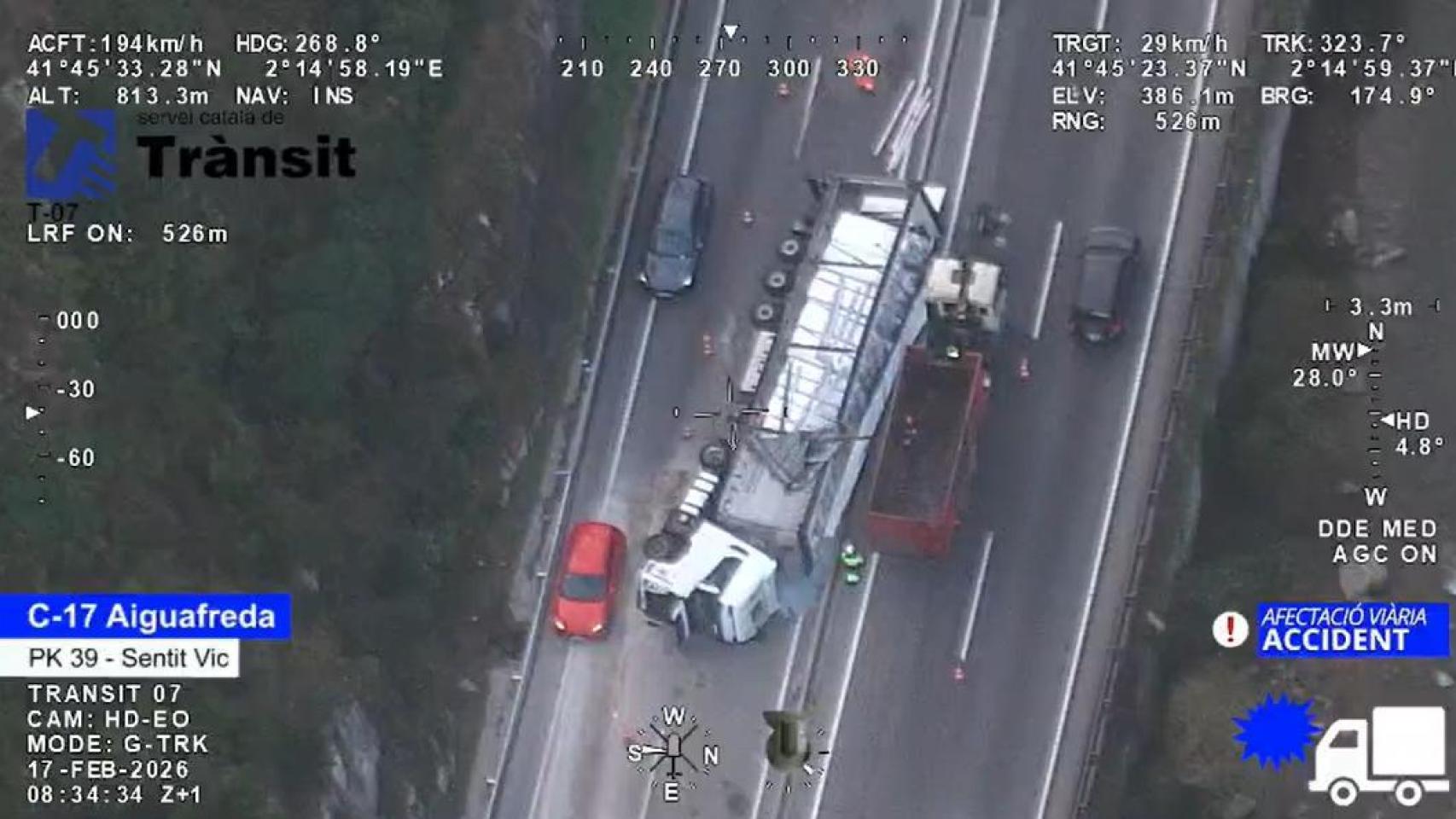 El camión accidentado en la C-17 este martes