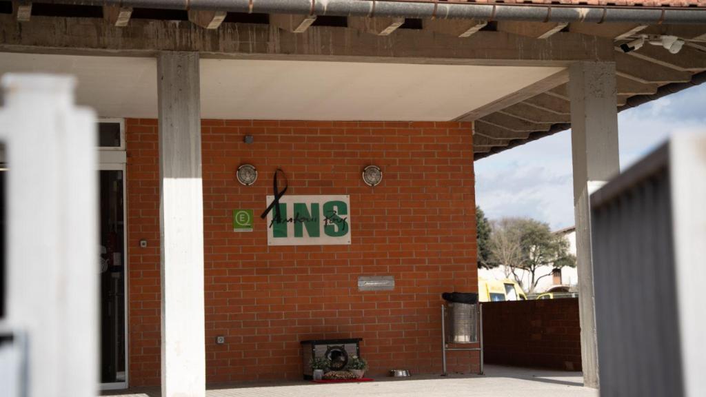 El instituto en el que estudiaban cuatro de los adolescentes fallecidos en Manlleu cuelga un lazo negro en su fachada