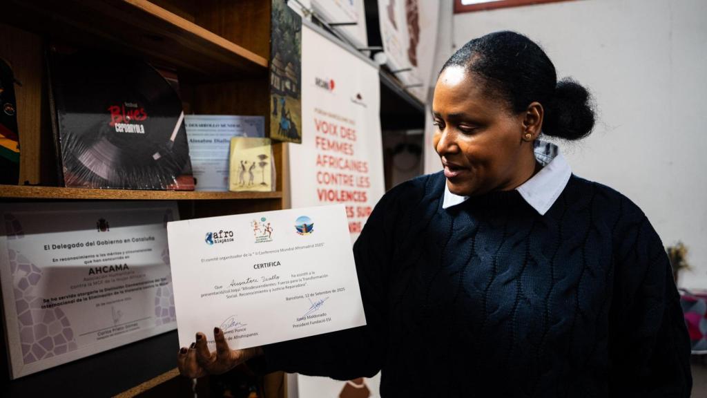 Aissatou Diallo mostra diversos reconeixements que ha rebut AHCAMA pel seu treball i participació en diversos esdeveniments internacionals