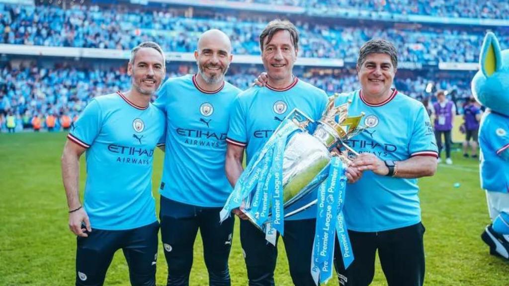 Carles Planchart sostiene una copa ganada con el Manchester City