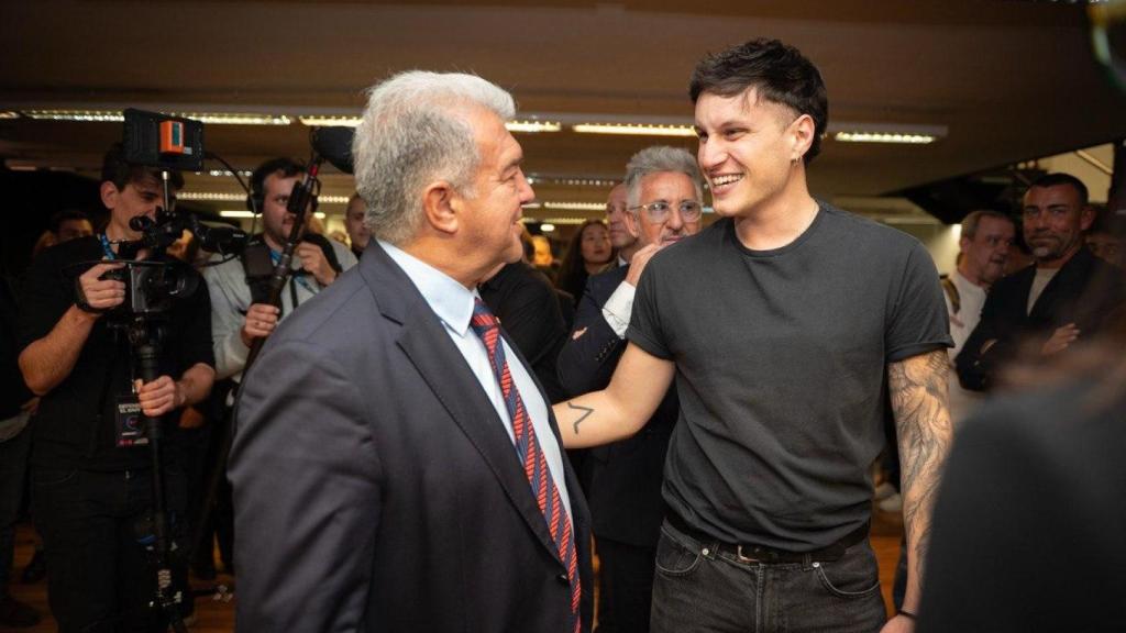 Joan Laporta, junto al músico Edu Esteve, en el estreno del himno de su precandidatura 'Estimem el Barça'