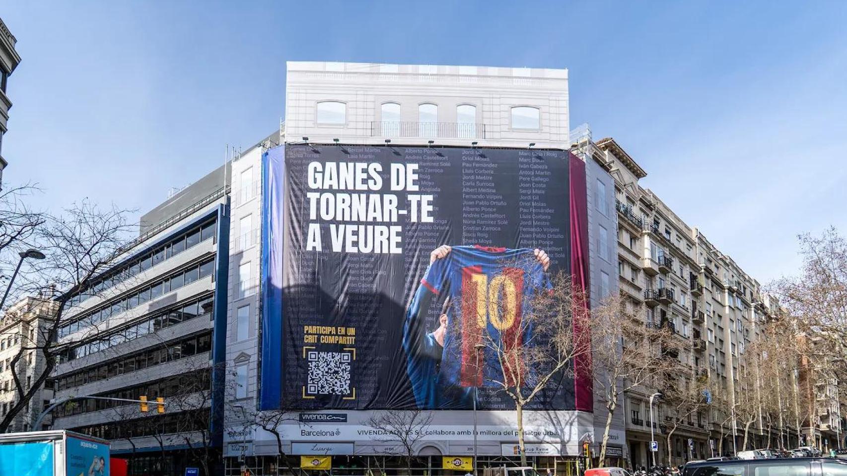 Marc Ciria imita a Joan Laporta y estampa una pancarta de Messi en el centro de Barcelona