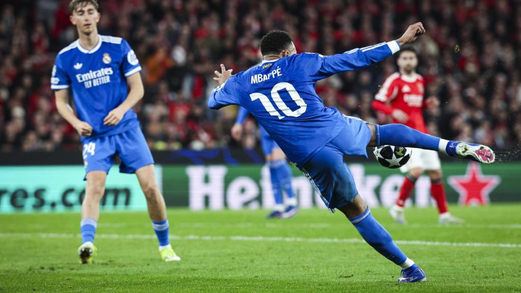 Kylian Mbappé remata el balón durante el Benfica-Real Madrid de Champions League