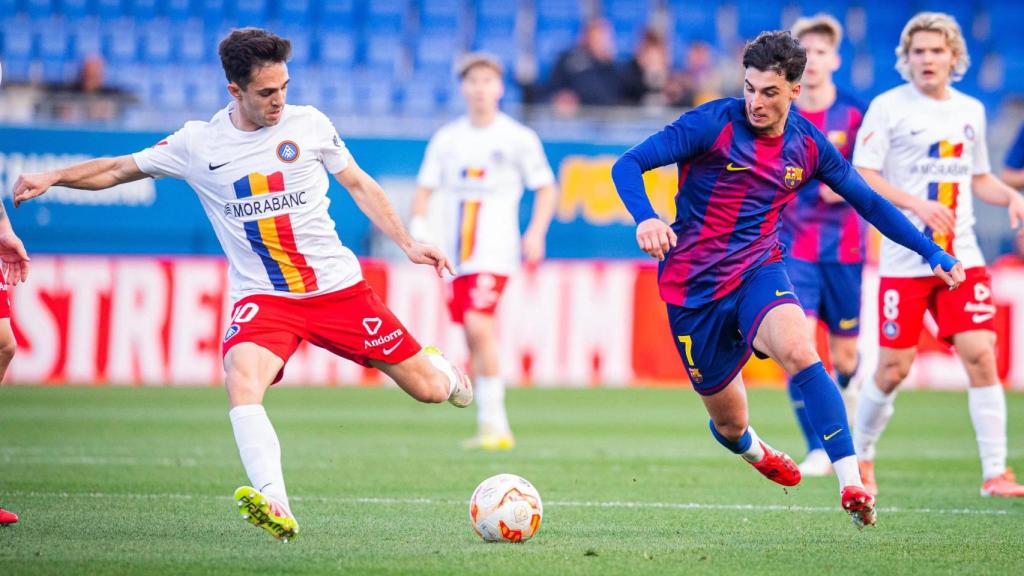 Guille Fernández controla una pilota durant el Barça B-Andorra