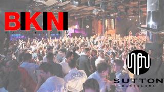 Interior de la sala Bikini, con los logos de la mentada discoteca, Input y Sutton